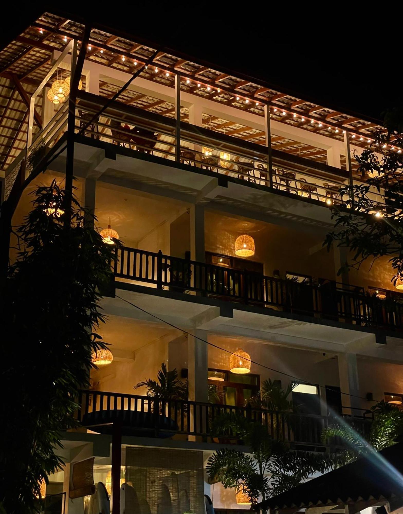 Lucky'S Surf Camp Bed and Breakfast Weligama Exteriör bild