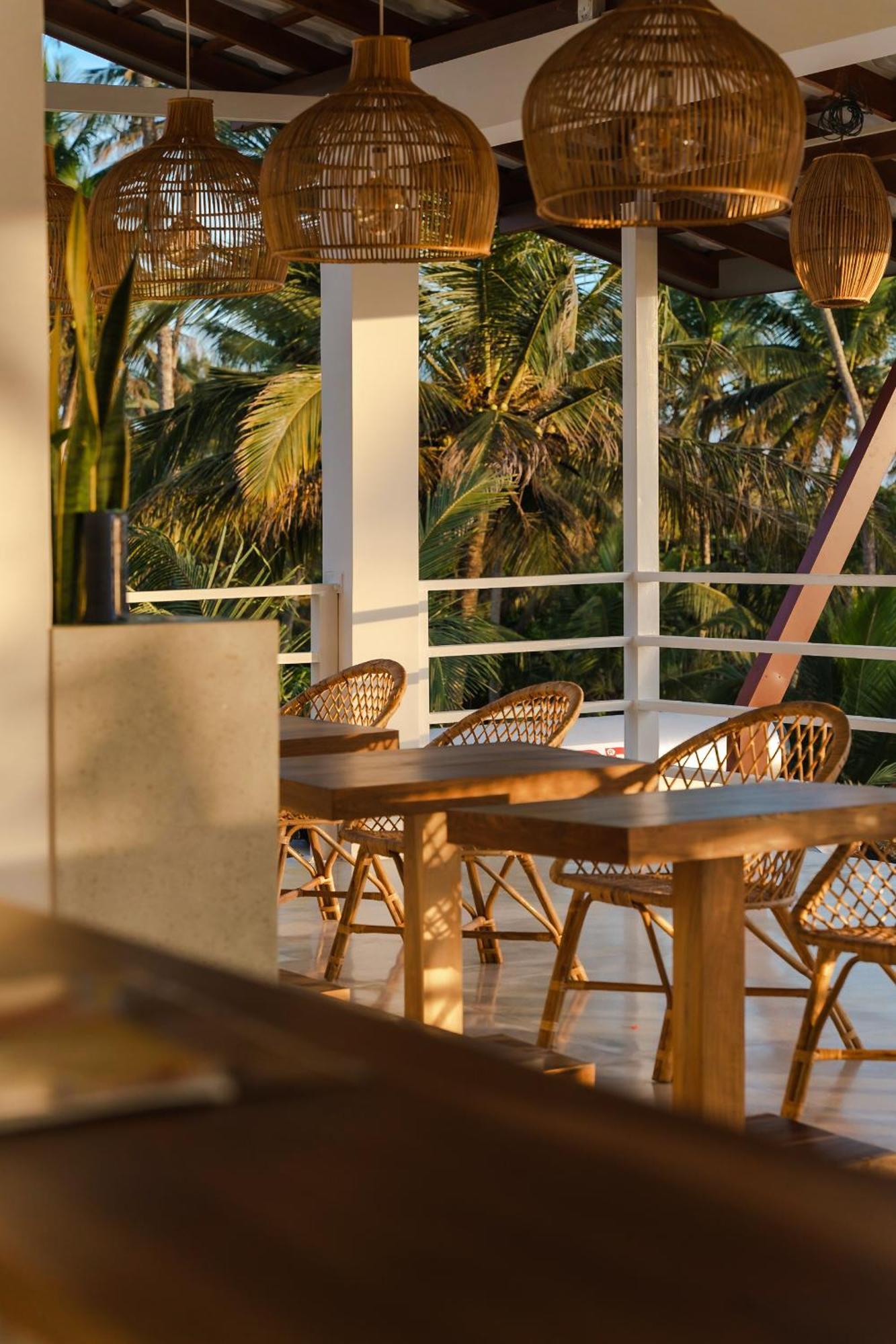 Lucky'S Surf Camp Bed and Breakfast Weligama Exteriör bild