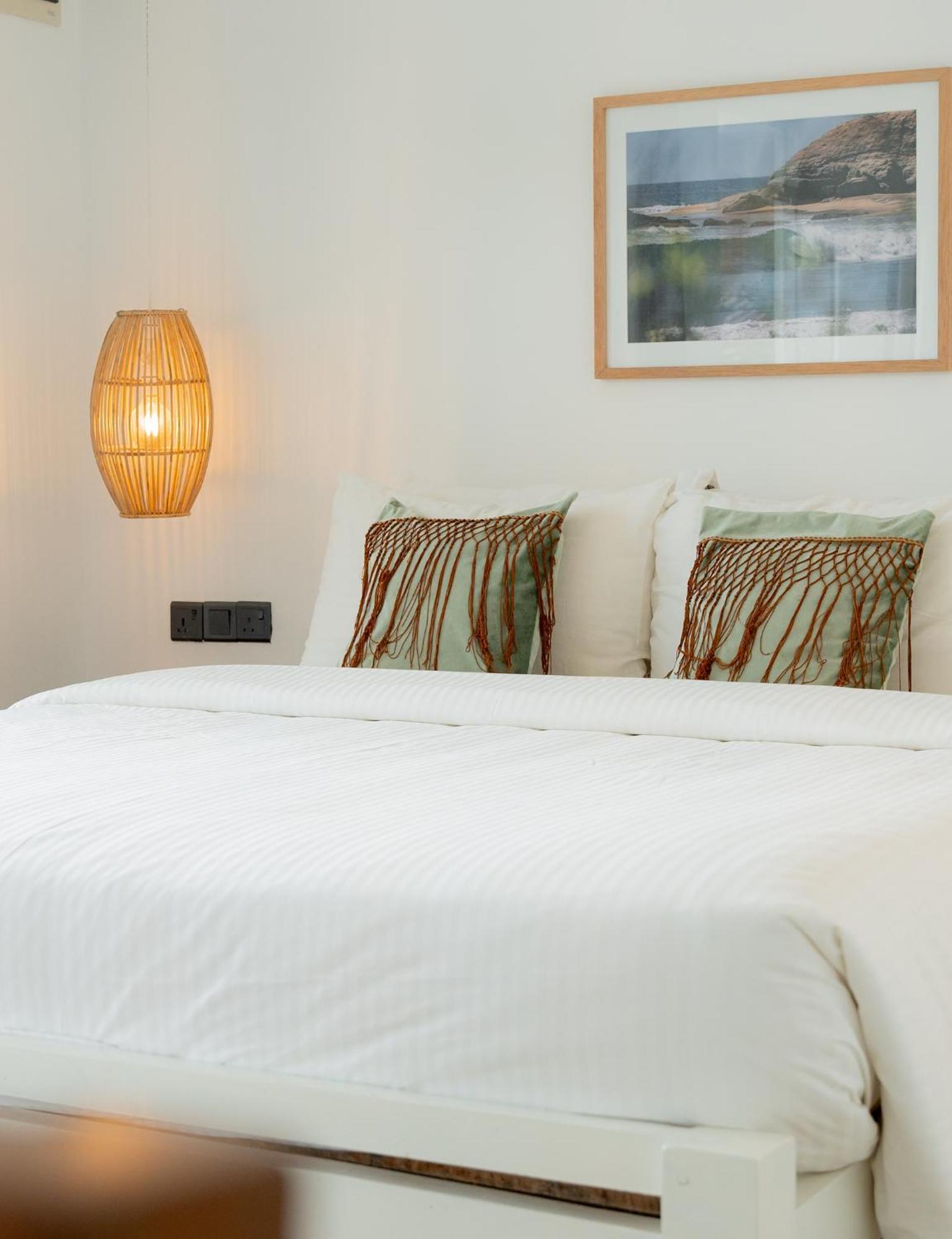 Lucky'S Surf Camp Bed and Breakfast Weligama Exteriör bild