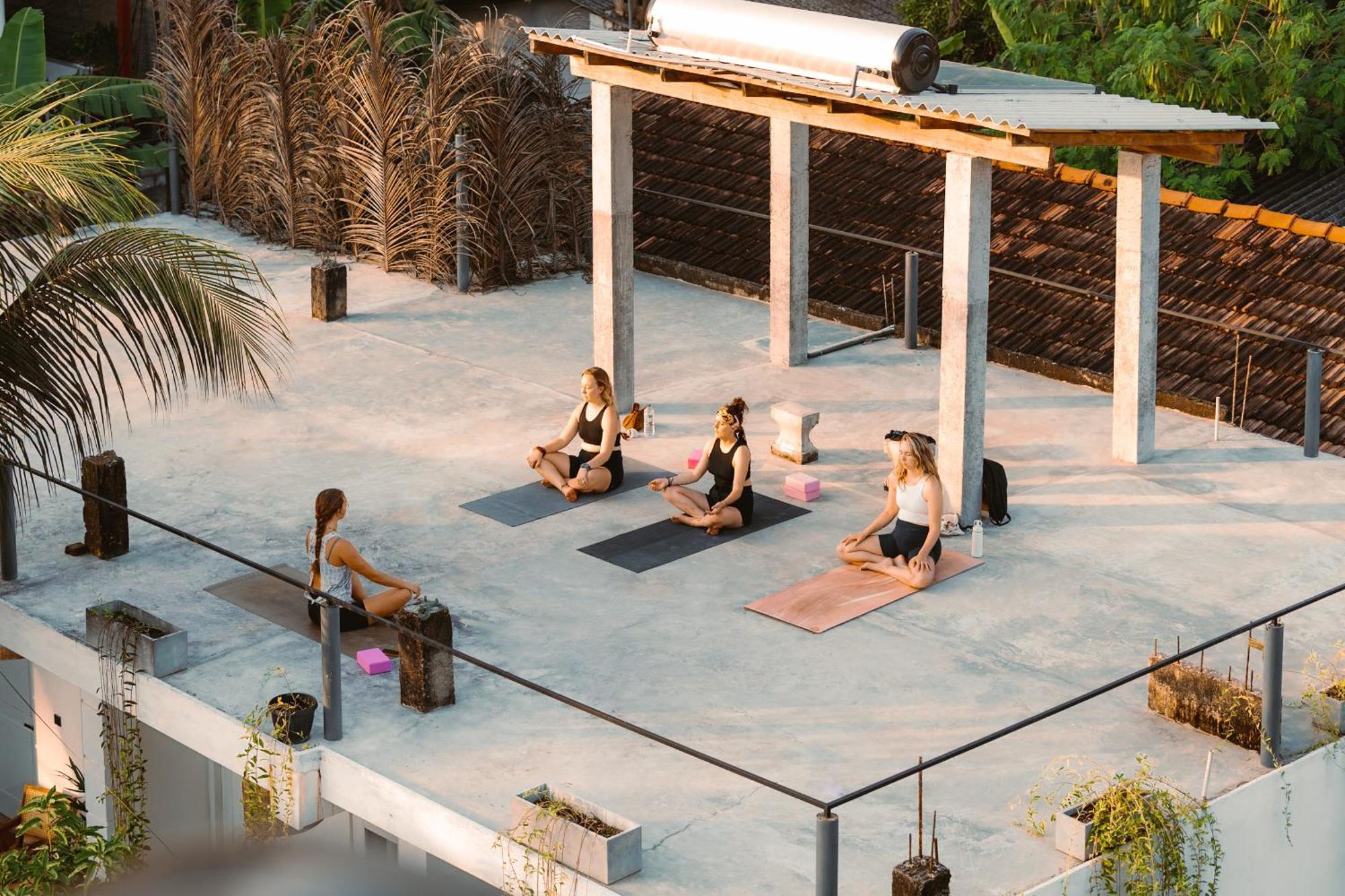 Lucky'S Surf Camp Bed and Breakfast Weligama Exteriör bild