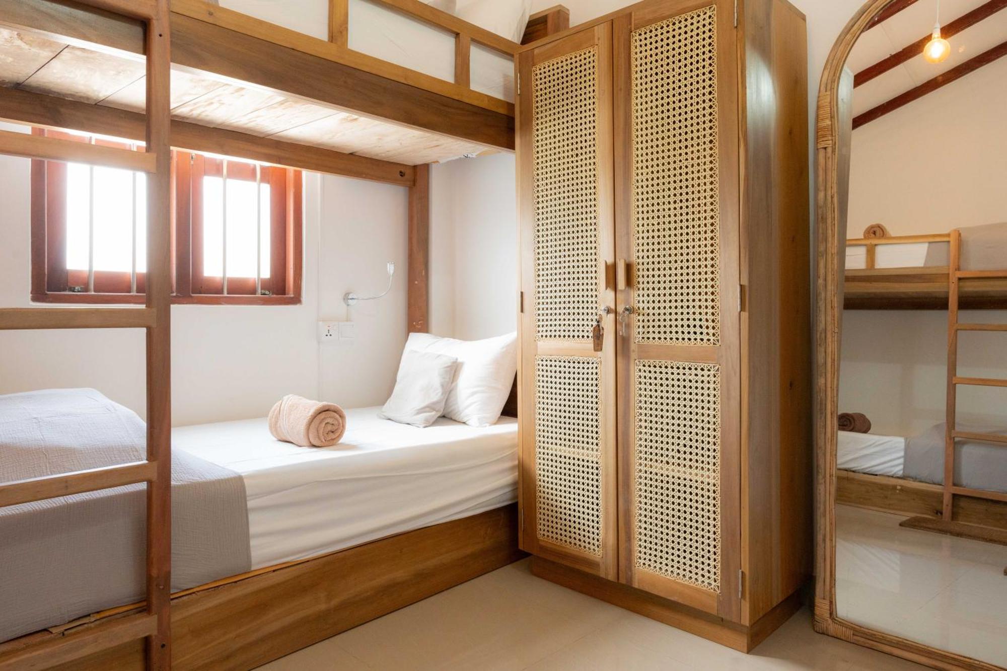 Lucky'S Surf Camp Bed and Breakfast Weligama Exteriör bild