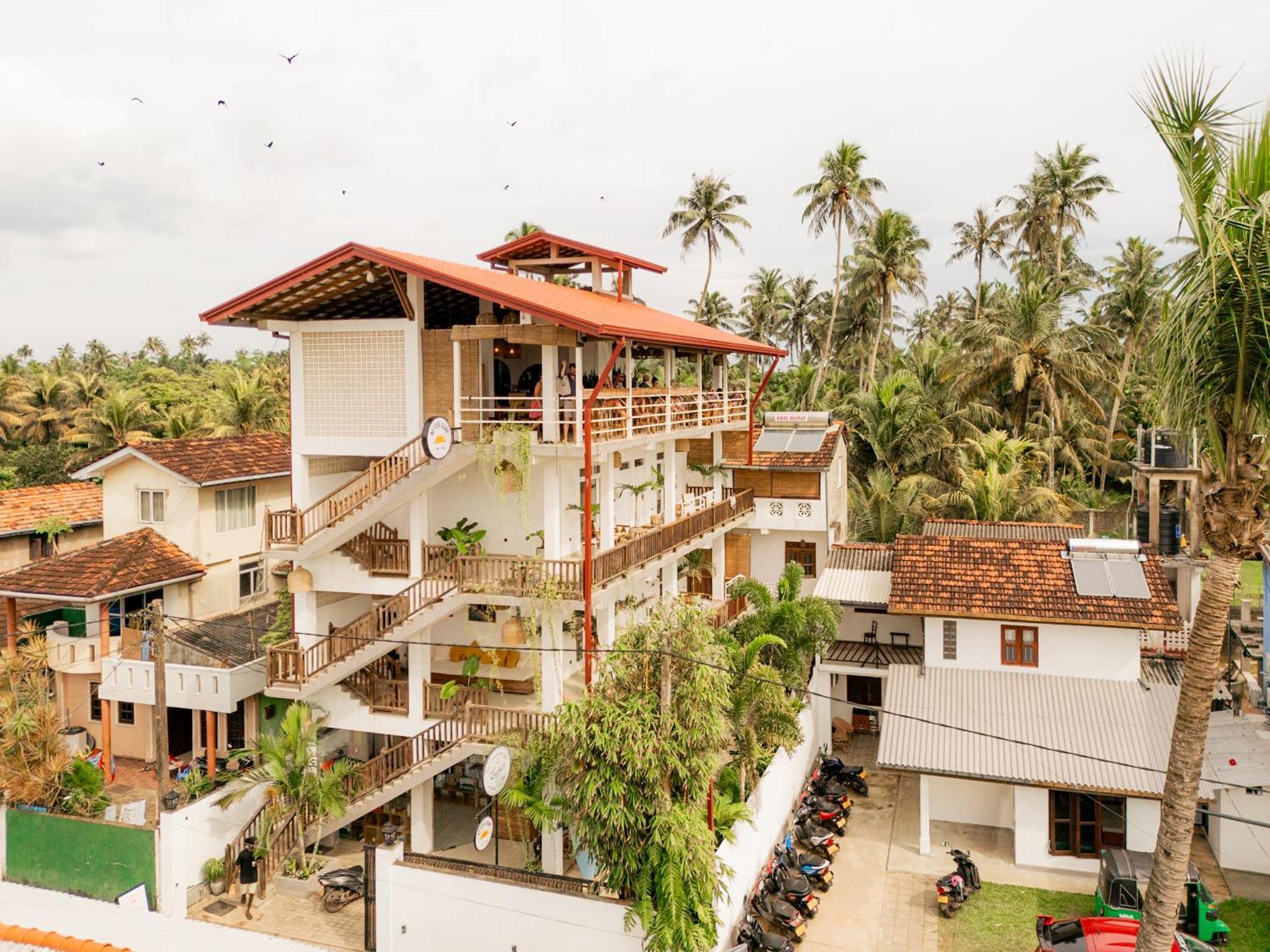 Lucky'S Surf Camp Bed and Breakfast Weligama Exteriör bild